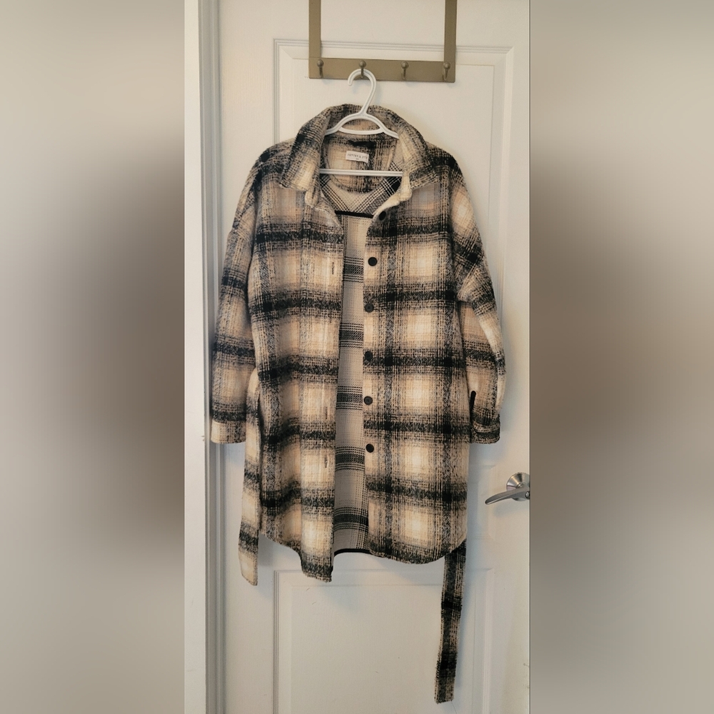 Chic Plaid Teddy Jacket in Black and Cream